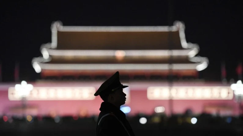 Um policial paramilitar monta guarda na Praça da Paz Celestial após uma sessão plenária do Congresso Nacional do Povo no adjacente Grande Salão do Povo em Pequim em 11 de março de 2018 (Greg Baker/AFP via Getty Images)
