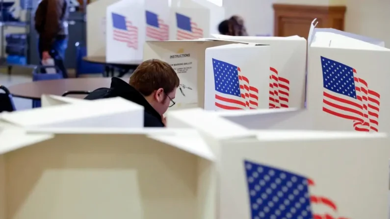 Um eleitor preenche uma cédula em uma seção eleitoral em Des Moines, Iowa, em 6 de novembro de 2018 (Joshua Lott/Getty Images)
