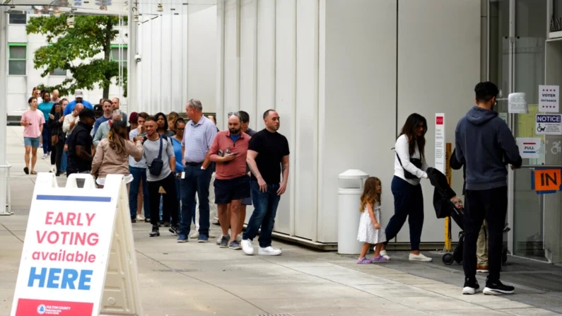 As pessoas vão a um local de votação para votar no último dia de votação antecipada para as eleições de 2024 em Atlanta, em 1º de novembro de 2024. (Imagens de Megan Varner/Getty Images)