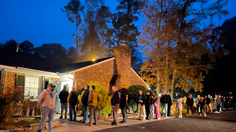 Eleitores fazem fila antes da abertura das urnas às 6h na Shenandoah Community Association em Richmond, Virgínia, em 5 de novembro de 2024. (Terri Wu/Epoch Time)