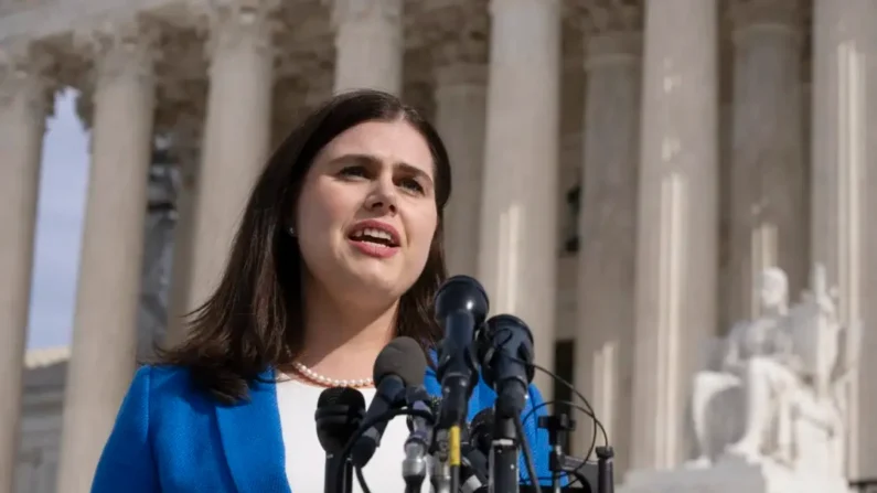 A secretária de Estado do Colorado, Jena Griswold, discursa diante da Suprema Corte dos EUA em Washington, em 8 de fevereiro de 2024. Manuel Balce Ceneta/(AP Photo)