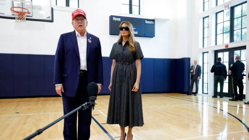 O candidato presidencial republicano, ex-presidente Donald Trump, e sua esposa, a ex-primeira-dama Melania Trump, falam com repórteres após votarem no local de votação no Morton and Barbara Mandel Recreation Center no dia da eleição em Palm Beach, Flórida, em 5 de novembro de 2024. (Chip Somodeville/Getty Images)