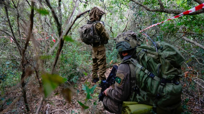 Soldados israelenses se envolvem em uma operação terrestre no sul do Líbano, perto da fronteira com Israel, em 13 de outubro de 2024 (AP Photo/Sam McNeil)
