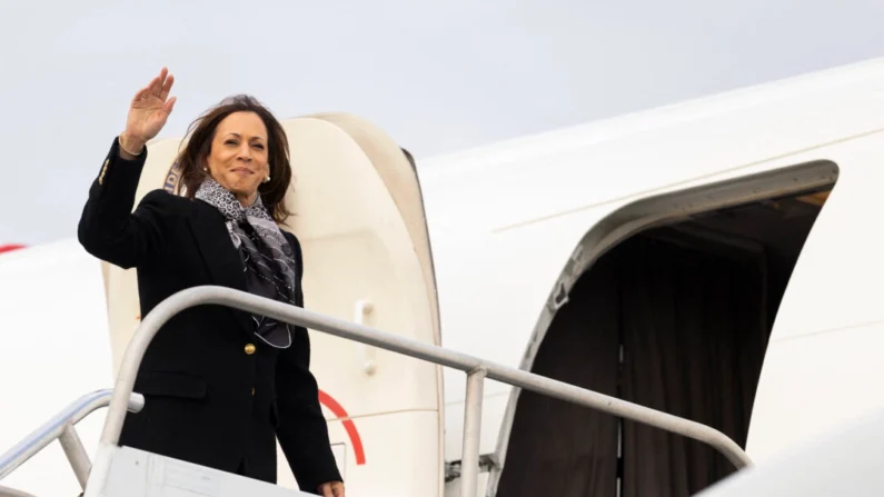 A candidata presidencial democrata, vice-presidente Kamala Harris, embarca no Air Force Two no Aeroporto Internacional Wilkes-Barre Scranton em Scranton, Pensilvânia, em 4 de novembro de 2024. (Ryan Collerd / AFP)