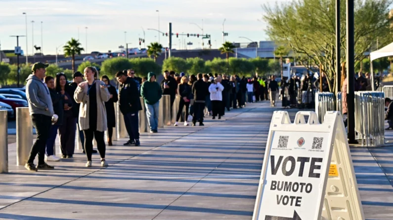 Pessoas fazem fila em uma seção eleitoral no Allegiant Stadium em Las Vegas, Nevada, em 5 de novembro de 2024. (Frederic J. Brown/AFP via Getty Images)