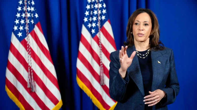 A candidata democrata à presidência, a vice-presidente Kamala Harris, fala com os repórteres depois de fazer um discurso em um culto na Igreja Institucional de Deus em Cristo Greater Emmanuel, em Detroit, em 3 de novembro de 2024. (Jacquelyn Martin/AP Photo)