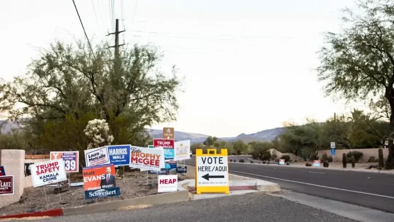 Cartazes políticos do lado de fora de um centro de votação em Cave Creek, Arizona, em 5 de novembro de 2024. (Jason Koster para o Epoch Times)
