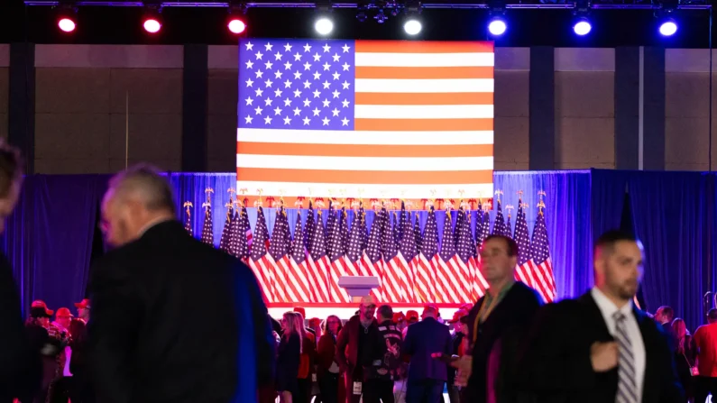 Apoiadores de Donald Trump começam a chegar para a festa de comemoração da noite da eleição do ex-presidente em West Palm Beach, Flórida, em 5 de novembro de 2024. (John Fredricks/The Epoch Times)
