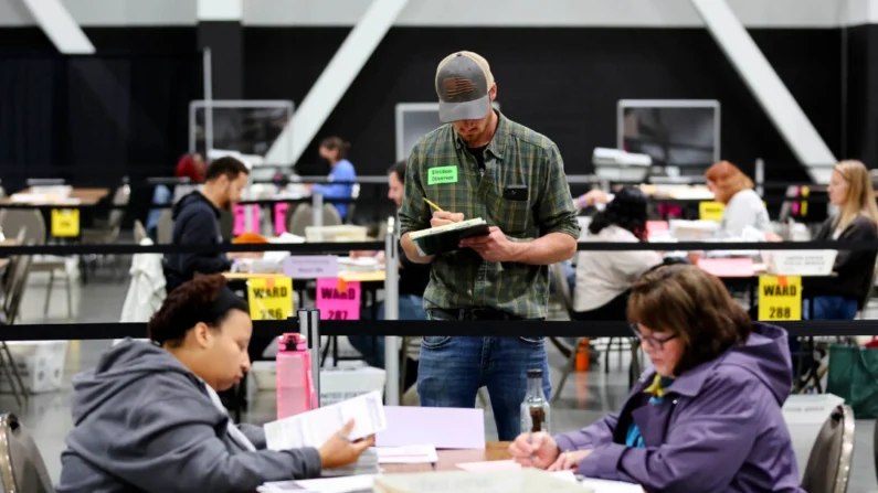 Observadores eleitorais assistem à contagem das cédulas no Baird Center em 05 de novembro de 2024 em Milwaukee, Wisconsin. Os americanos votaram hoje na corrida presidencial entre o candidato republicano, o ex-presidente Donald Trump, e a candidata democrata, a vice-presidente Kamala Harris, bem como em várias eleições estaduais que determinarão o equilíbrio de poder no Congresso. (Foto de Stacy Revere/Getty Images)
