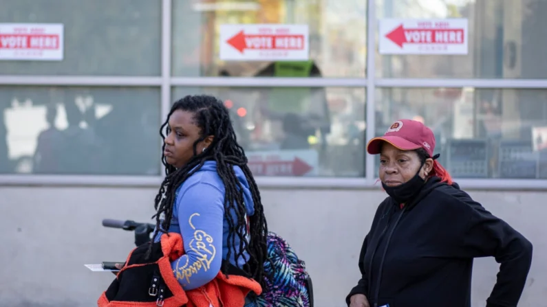 Pessoas esperam na fila para votar na Biblioteca do Bairro Shaw, em Washington, em 5 de novembro de 2024. (Madalina Vasiliu/The Epoch Times)
