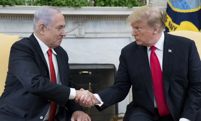 O presidente Donald Trump e o primeiro-ministro de Israel, Benjamin Netanyahu, apertam as mãos no Salão Oval da Casa Branca em 25 de março de 2019 (Michael Reynolds - Piscina / Imagens Getty)
