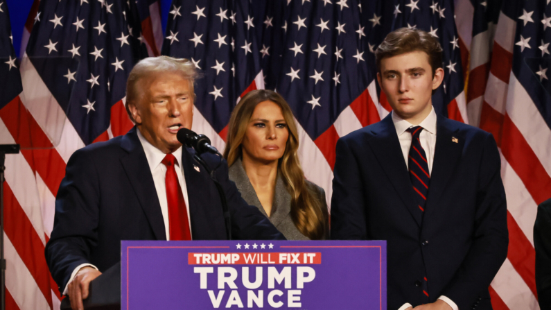 O ex-presidente Donald Trump é acompanhado por sua família ao declarar vitória em sua festa de comemoração da noite da eleição em West Palm Beach, Flórida, em 6 de novembro de 2024. (John Fredricks/The Epoch Times)
