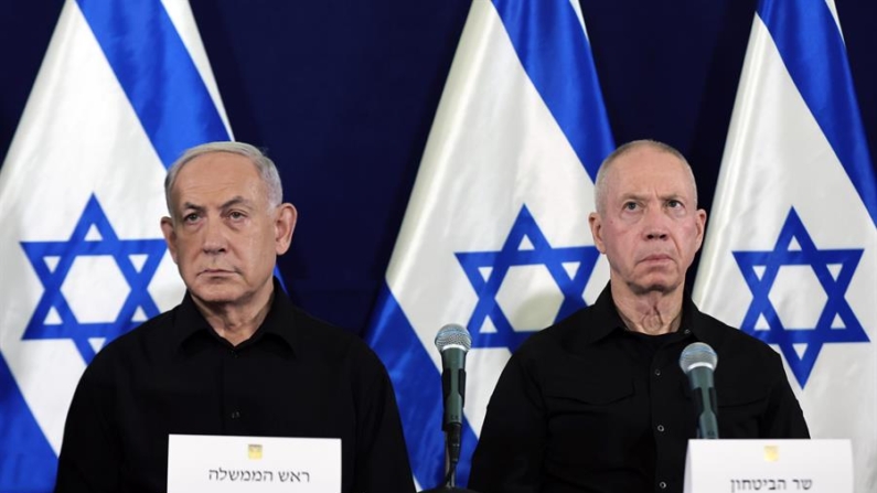 O primeiro-ministro de Israel, Benjamin Netanyahu (esq.), e o ministro da Defesa, Yoav Gallant (dir.), dão uma entrevista coletiva na base militar de Kirya, em Tel Aviv, Israel, em 28 de outubro de 2023 (EFE/EPA/ABIR SULTAN / POOL)