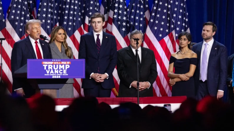 Donald Trump e J.D Vance estão acompanhados de suas famílias enquanto falam com apoiadores após vencer a eleição presidencial em West Palm Beach, Flórida, em 6 de novembro de 2024. (John Fredricks/The Epoch Times)