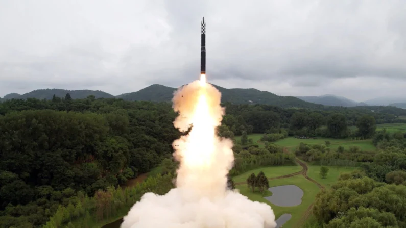 O míssil balístico intercontinental Hwasong-18 é lançado de um local não revelado na Coreia do Norte nesta imagem divulgada pela Agência Central de Notícias Coreana da Coreia do Norte em 13 de julho de 2023 (KCNA via REUTERS/Foto de arquivo)
