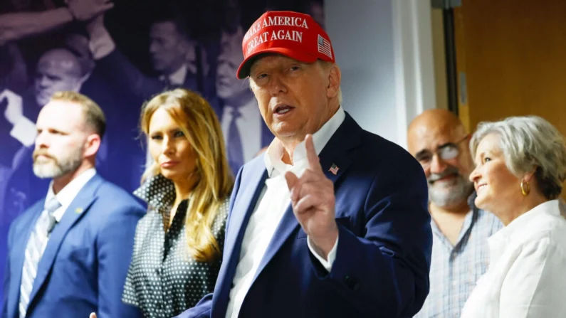 O candidato presidencial republicano e ex-presidente Donald Trump agradece sua equipe em sua sede de campanha em West Palm Beach, Flórida, no dia da eleição, 5 de novembro de 2024 (Chip Somodevilla/Getty Images)