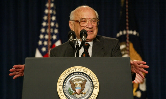 Milton Friedman, ganhador do Prêmio Nobel de Ciência econômica de 1976, discursa durante um evento na Casa Branca em Washington, D.C., em 9 de maio de 2002 (Imagens Getty/Alex Wong)
