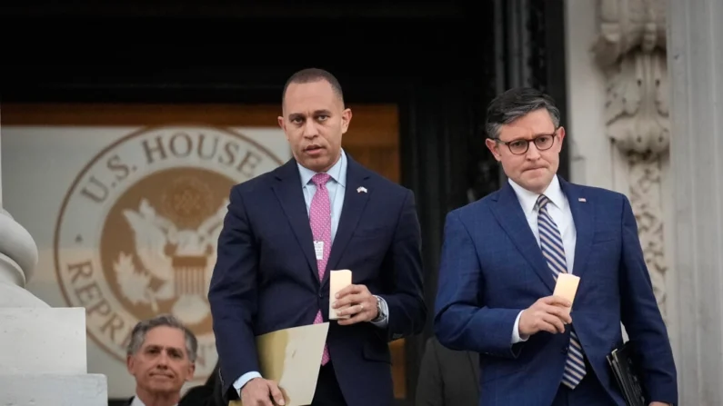 O Líder da Minoria da Câmara Hakeem Jeffries (D-N.Y.) (centro) e o Presidente da Câmara Mike Johnson (R-La.) (dir.) participam de uma vigília bipartidária à luz de velas no Capitólio dos EUA em Washington em 7 de novembro de 2023 (Drew Angerer/Getty Images)