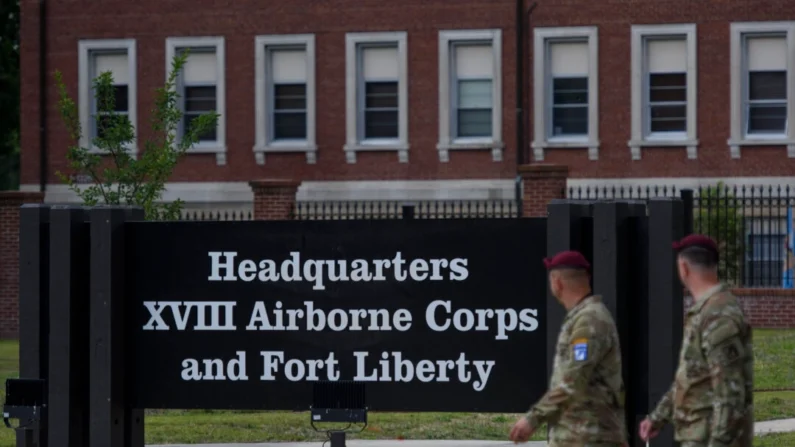 Soldados passam por uma placa recém-revelada após uma cerimônia de redesignação que renomeia oficialmente a instalação militar Fort Liberty, em Fayetteville, Carolina do Norte, em 2 de junho de 2023. Fort Liberty, anteriormente conhecido como Fort Bragg, é a maior instalação militar dos Estados Unidos em termos de população. Melissa Sue Gerrits/Getty Images
