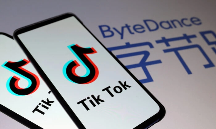 Os logotipos do Tik Tok são vistos em smartphones na frente de um logotipo da ByteDance exibido nesta ilustração tirada em 27 de novembro de 2019 (Dado Ruvic/Illustration/File Photo/Reuters)
