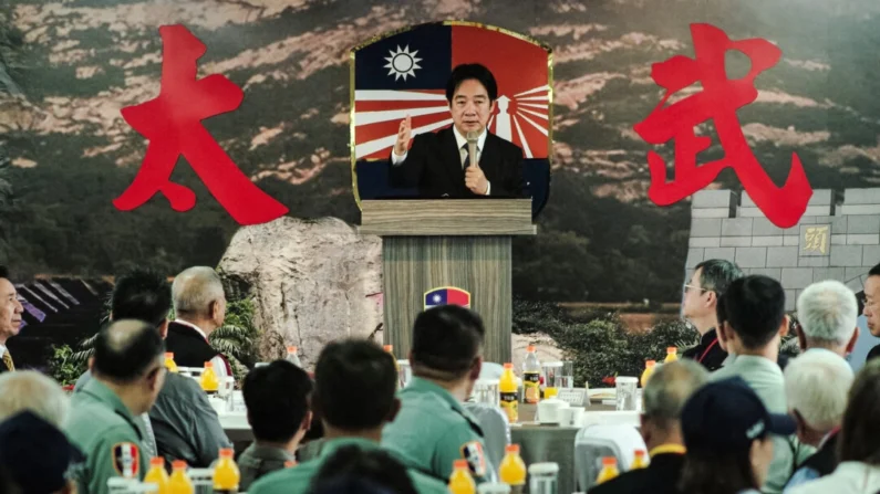 O presidente de Taiwan, Lai Ching-te, fala com veteranos no 66º aniversário da batalha de artilharia de Kinmen, em Kinmen, Taiwan, em 23 de agosto de 2024. (Sam Yeh/AFP via Getty Images)
