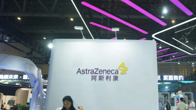 O estande da AstraZeneca é visto na Zhejiang Medical Equipment Expo em Hangzhou, província de Zhejiang, China, em 31 de outubro de 2024. STR/AFP via Getty Images
