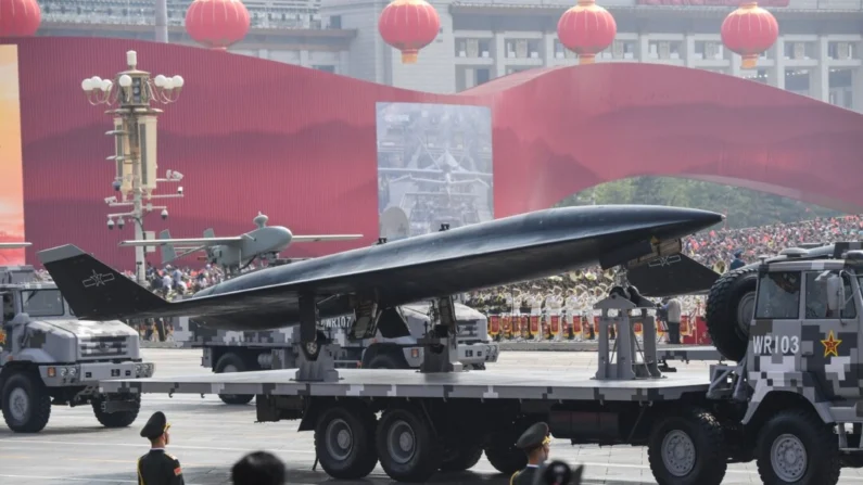 Um veículo militar carregando um drone de reconhecimento supersônico WZ-8 participa de um desfile militar na Praça da Paz Celestial em Pequim em 1º de outubro de 2019. (Greg Baker/AFP via Getty Images)
