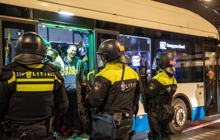 Policiais estabelecem uma cerca de segurança ao redor de um ônibus após a partida de futebol entre o Ajax e o Maccabi Tel Aviv, em Amsterdã, Holanda, em 08 de novembro de 2024 (EFE/EPA/VLN News)