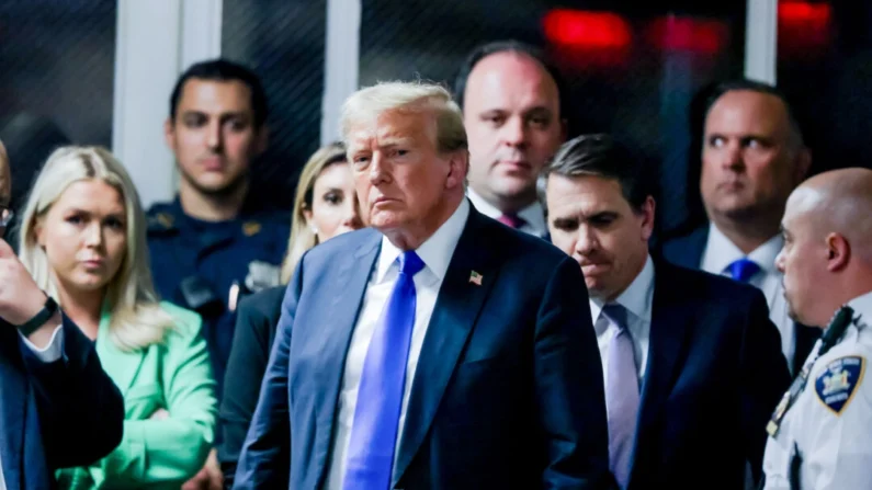 O ex-presidente Donald Trump sai do tribunal após ser considerado culpado em todas as 34 acusações em seu chamado julgamento de "dinheiro para silenciar" no Tribunal Criminal de Manhattan, na cidade de Nova Iorque, em 30 de maio de 2024. (Justin Lane-Pool/Getty Images)
