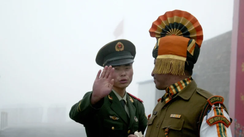 Um soldado chinês gesticula enquanto está perto de um soldado indiano no lado chinês da antiga passagem de fronteira de Nathu La entre a Índia e a China em 10 de julho de 2008. (Diptendu Dutta/AFP via Getty Images
Alexander Liao)
