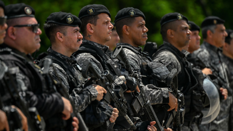 Policiais da Polícia Militar do Rio de Janeiro em formação durante um exercício no campo de treinamento do Comando de Operações Especiais da Polícia Militar do Rio de Janeiro, no Rio de Janeiro, Brasil, em 7 de novembro de 2024. O Rio de Janeiro sediará a cúpula do G20 nos dias 18 e 19 de novembro de 2024 (Foto de MAURO PIMENTEL/AFP via Getty Images)
