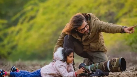 ‘Luz Divina’: criança de 9 anos tira foto de pavões em uma manhã enevoada de inverno e é indicada ao prêmio Fotógrafo de Vida Selvagem do Ano