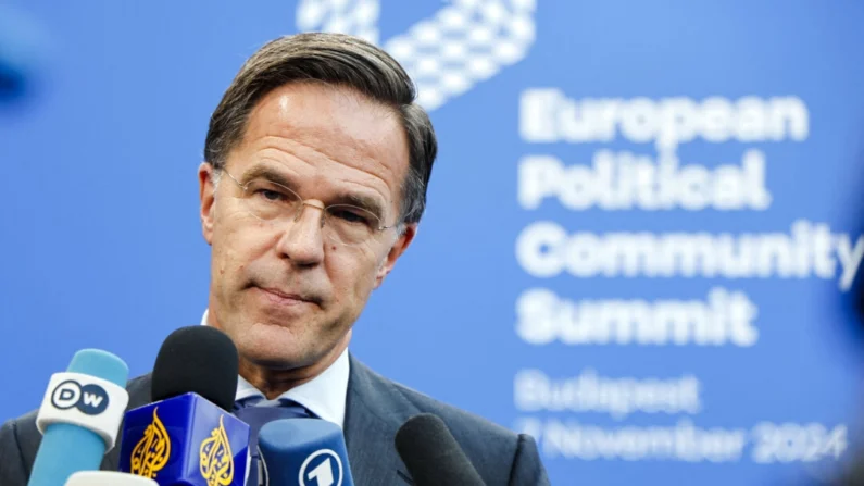 O secretário-geral da OTAN, Mark Rutte, responde a perguntas de jornalistas ao chegar para a Cúpula da Comunidade Política Europeia em Budapeste, em 7 de novembro de 2024. (Ludovic Marin/AFP via Getty Images)
