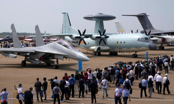 Xi visita a Força Aérea do PLA em meio a especulações sobre controle enfraquecido do poder