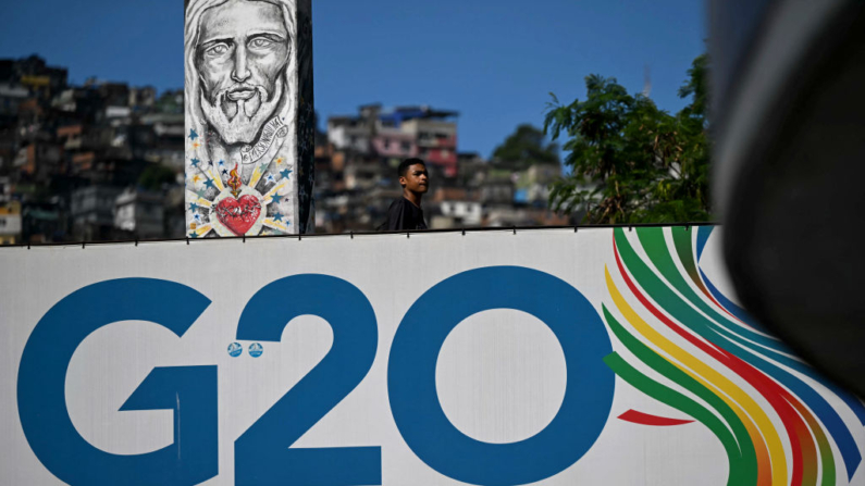 Um banner da Cúpula do G20 é exibido em uma ponte de pedestres em frente à favela da Rocinha, zona sul do Rio de Janeiro, Brasil, em 6 de novembro de 2024. A Cúpula dos Líderes do G20 será realizada no Rio de Janeiro entre 18 e 19 de novembro de 2024 (Foto: MAURO PIMENTEL/AFP via Getty Images)