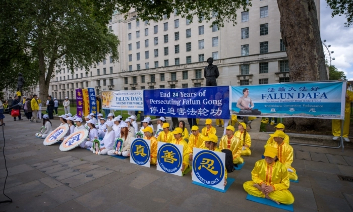 Praticantes do Falun Gong realizam manifestação marcando o 24º aniversário da perseguição do PCCh, em Londres, em 15 de julho de 2023. (Yanning Qi/The Epoch Times)
