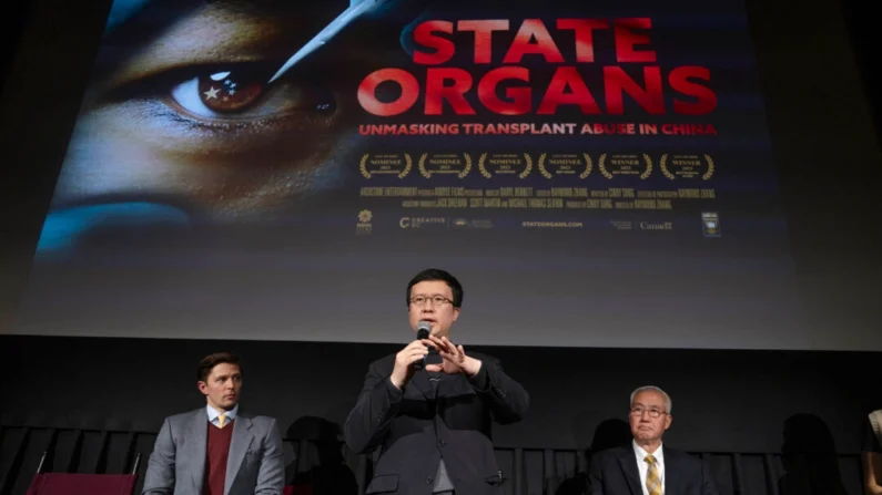 (E-D) O apresentador do painel Roman Balmakov, o diretor de cinema Raymond Zhang e Wang Zhiyuan, diretor da Organização Mundial para Investigar a Perseguição ao Falun Gong, falam durante um painel de discussão após a exibição de "State Organs" no Village East by Angelika na cidade de Nova Iorque em 9 de novembro de 2024. (Samira Bouaou/Epoch Times)
