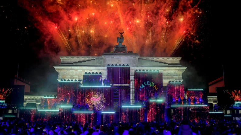 Fogos de artifício iluminam o céu enquanto músicos tocam no palco durante o concerto pela liberdade pelo 35º aniversário da queda do Muro de Berlim, em Berlim, Alemanha, em 9 de novembro de 2024. (Ebrahim Noroozi/AP Photo)
