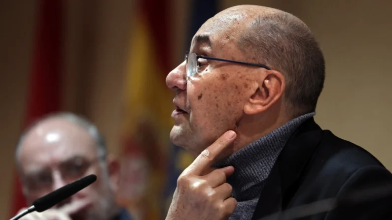 O cofundador do partido Vox da Espanha, Alejo Vidal-Quadras, mostra o ponto de saída da bala, ao falar sobre a tentativa de assassinato que sofreu em novembro de 2023, em Madrid, em 23 de fevereiro de 2024. (Thomas Coex/AFP via Getty Images)
