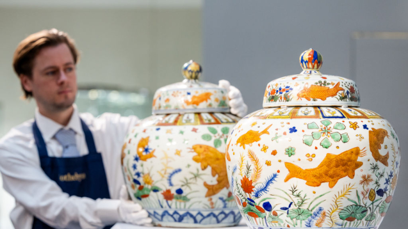 Um par de raros “potes de peixe” chineses da dinastia Ming do século XVI, feitos para o Imperador Jiajing, é exibido na Sotheby's em 29 de outubro de 2024 em Londres, Inglaterra. Mantidos em uma coleção de uma família alemã por um século e removidos para um local seguro durante a Segunda Guerra Mundial, os potes são o único par completo que já apareceu em um leilão. Eles serão oferecidos com uma estimativa de 600.000 a 1 milhão de libras na venda de arte chinesa da Sotheby's em Londres, em 6 de novembro de 2024 (Foto de Tristan Fewings/Getty Images para a Sotheby's)