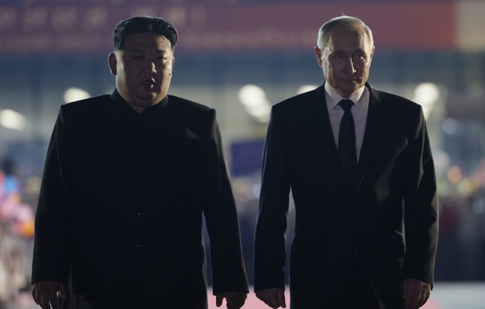 Foto de arquivo do líder russo Vladimir Putin ao lado do ditador norte-coreano Kim Jong-un (EFE/EPA/GAVRIIL GRIGOROV / SPUTNIK / KREMLIN POOL)