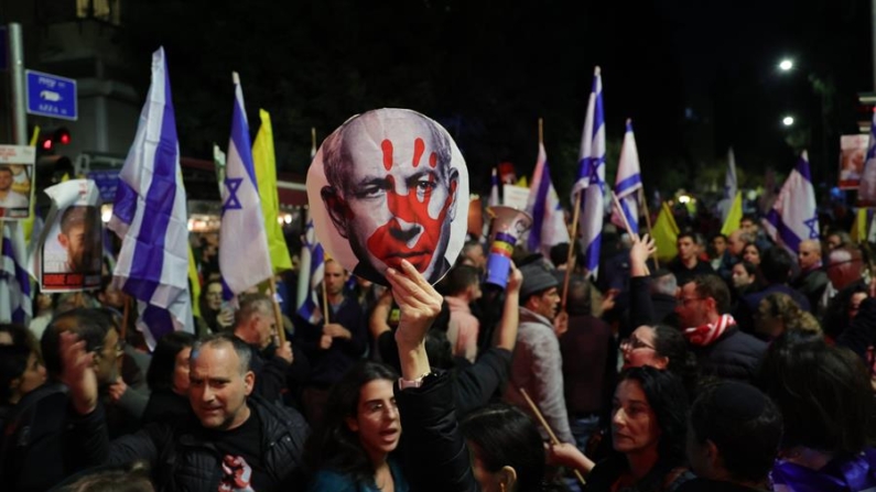 Manifestantes contrários ao governo saem às ruas depois que o primeiro-ministro israelense anunciou que havia demitido o ministro da Defesa, Yoav Gallant, em frente à residência do primeiro-ministro em Jerusalém, em 05 de novembro de 2024 (EFE/EPA/ABIR SULTAN)
