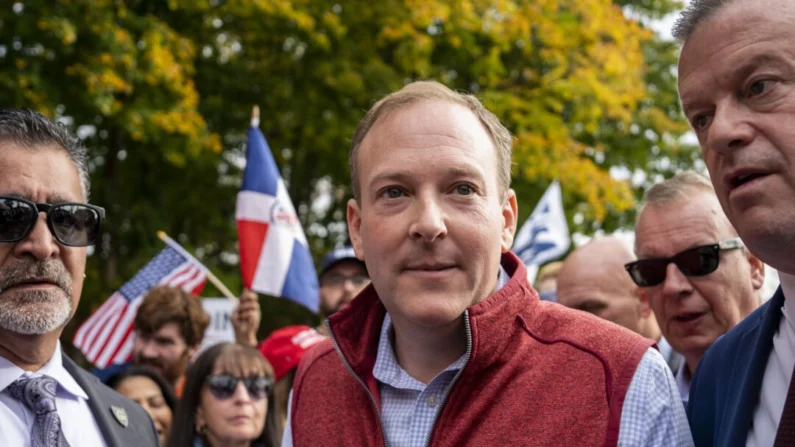 O candidato republicano ao governo de Nova Iorque, Rep. Lee Zeldin, em Thornwood, Westchester, N.Y., em 31 de outubro de 2022 (Chung I Ho/Epoch Times)