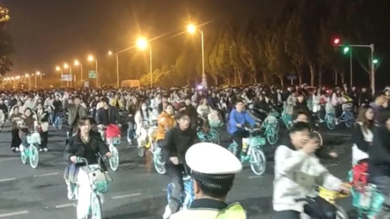 Milhares de estudantes participam de um passeio de bicicleta até Kaifeng, em busca de bolinhos de sopa, causando o entupimento de uma rodovia em Zhengzhou, Henan, China, nesta captura de tela obtida de um vídeo de mídia social divulgado em 9 de novembro de 2024. Mídia social/via Reuters
