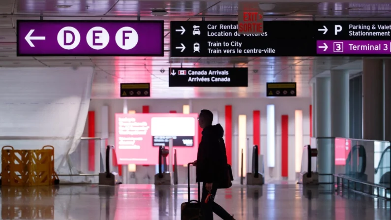 Viajantes passam pelo Aeroporto Internacional Pearson, em Toronto, em 14 de novembro de 2022. (The Canadian Press/Cole Burston)