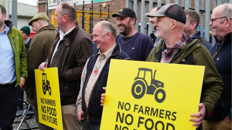 Agricultores protestam fora da Conferência Agrícola do Norte contra as propostas do governo para reformar as regras fiscais sobre herança em Hexham, Northumberland, Inglaterra, em 6 de novembro de 2024. (Owen Humphreys/PA Wire)