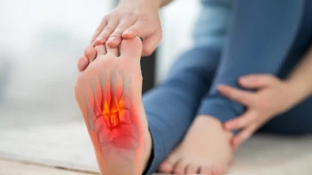 Exercícios essenciais de alongamento para prevenir a fascite plantar