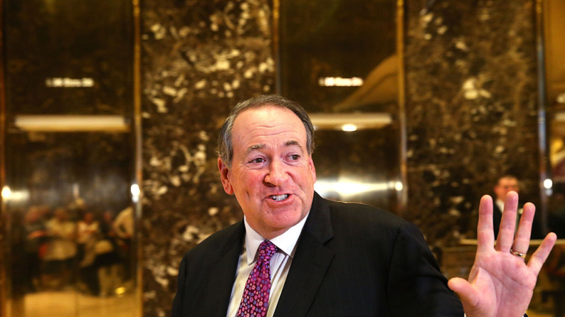 O governador do Arkansas, Mike Huckabee, deixa a Trump Tower em 18 de novembro de 2016 na cidade de Nova York. Há rumores de que Huckabee é a escolha do presidente eleito Donald Trump para embaixador em Israel (Foto: Spencer Platt/Getty Images)