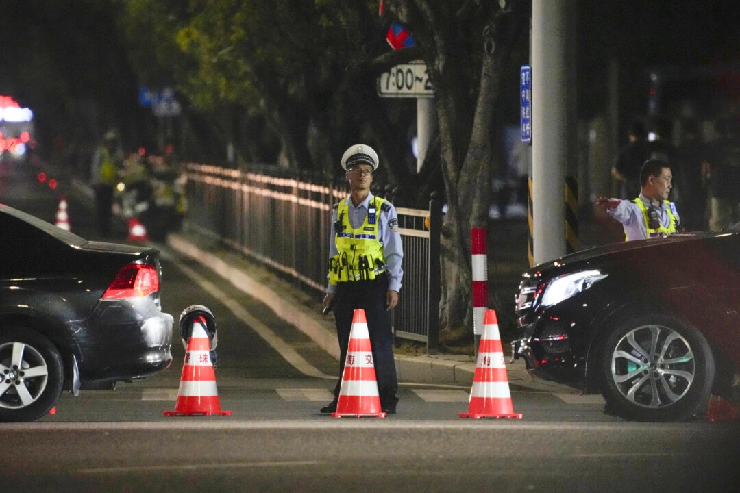 Morreram pelo menos 35 pessoas quando homem atropelou multidão em centro esportivo no sul da China