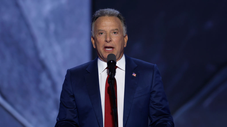 O empresário Steven Witkoff fala no palco no quarto dia da Convenção Nacional Republicana no Fiserv Forum em 18 de julho de 2024 em Milwaukee, Wisconsin (Foto: Chip Somodevilla/Getty Images)